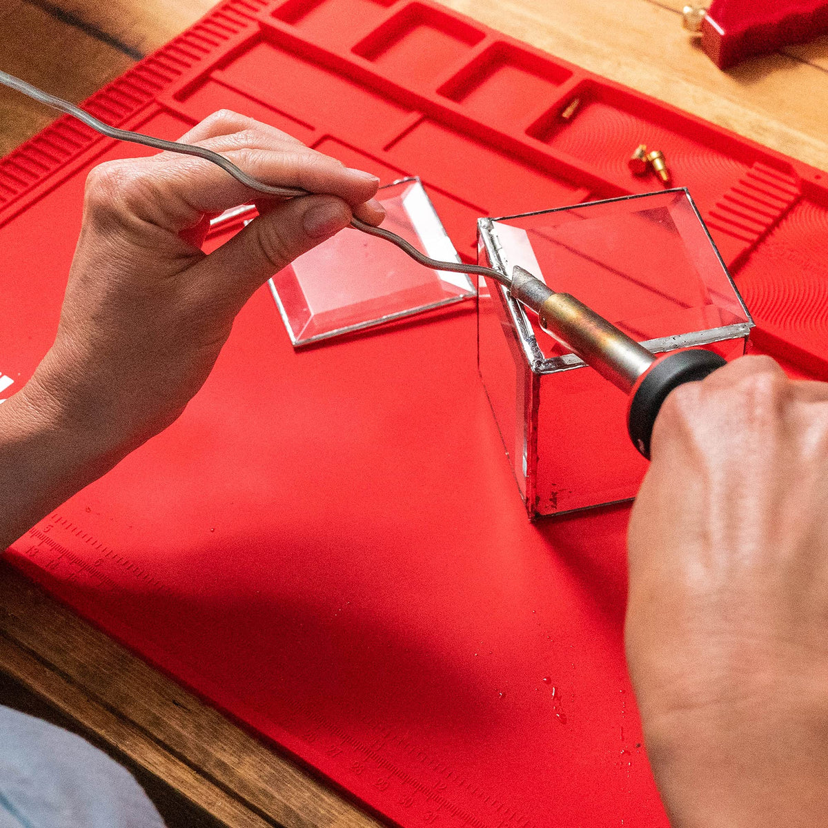Versatile tips including chisel and screwdrivers expand project options.