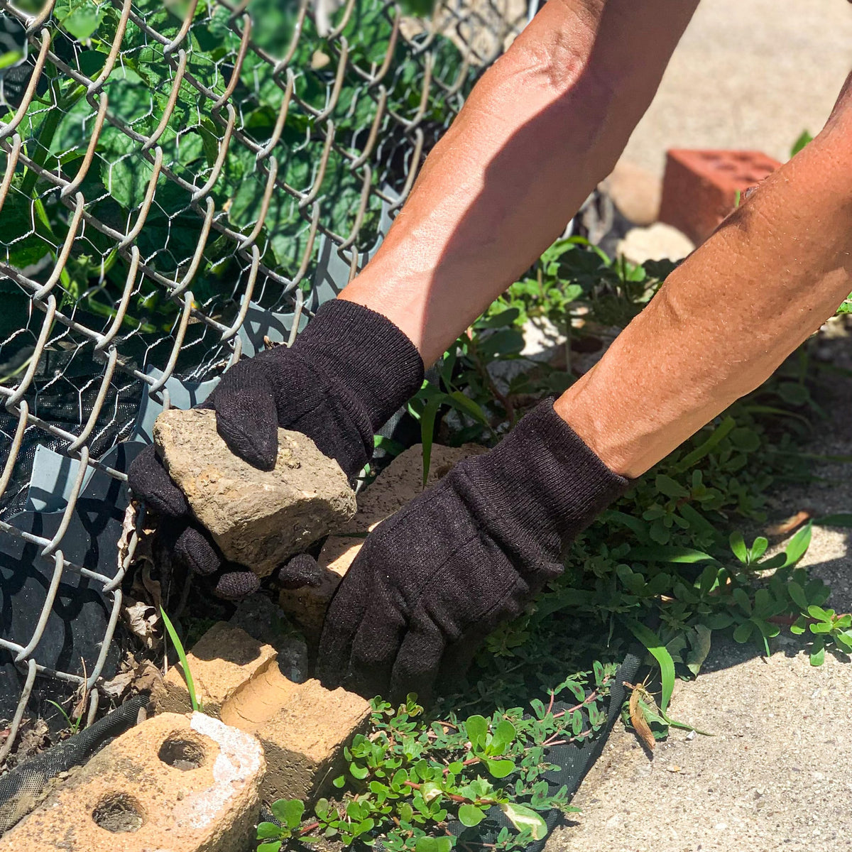 Wells Lamont clute-cut gloves featuring seamless palm for dexterous handling.