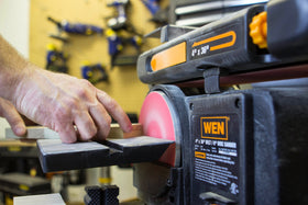 WEN 6502T miter gauge in action assists precise angled sanding on workpieces
