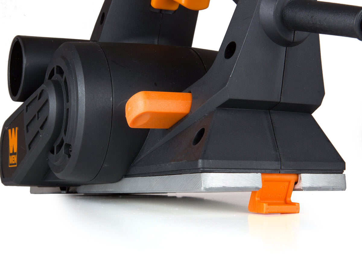 Parallel fence on WEN 6530 enables straight, edge-parallel planing