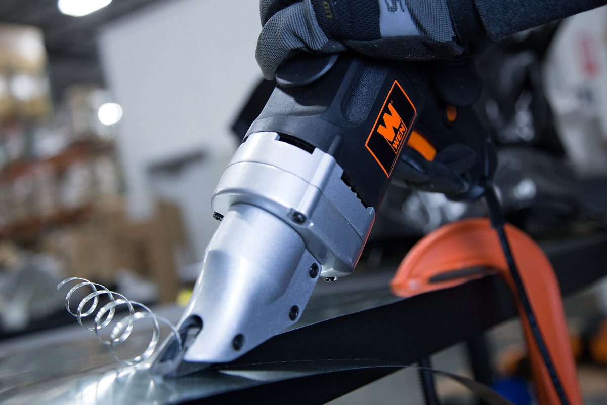 WEN Metal Shear ergonomic grip enhances control during cuts