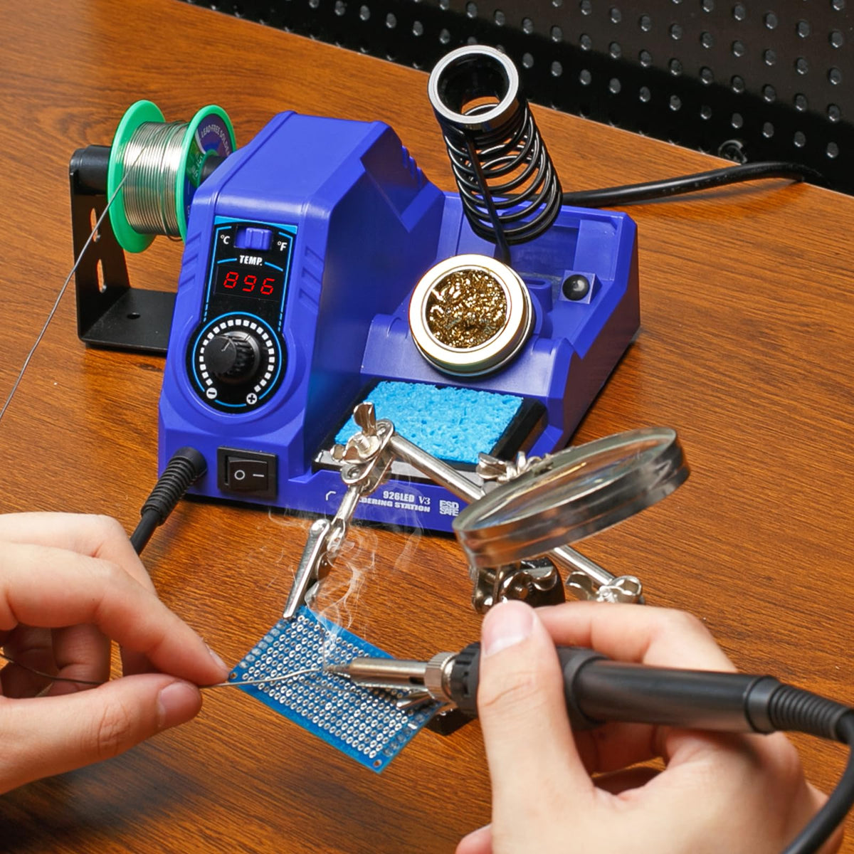 WEP 926LED V3 tips assortment showing five tips for versatile soldering tasks