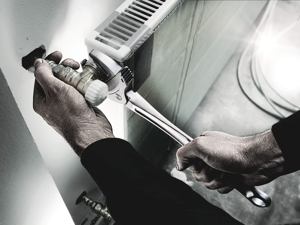 Wera Joker XXL showcases automatic grip on hex screws for versatile sizing