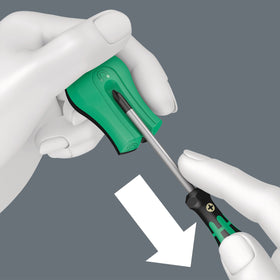 Wera 9500 Magnetiser SB 48 mm in hand enables easy use