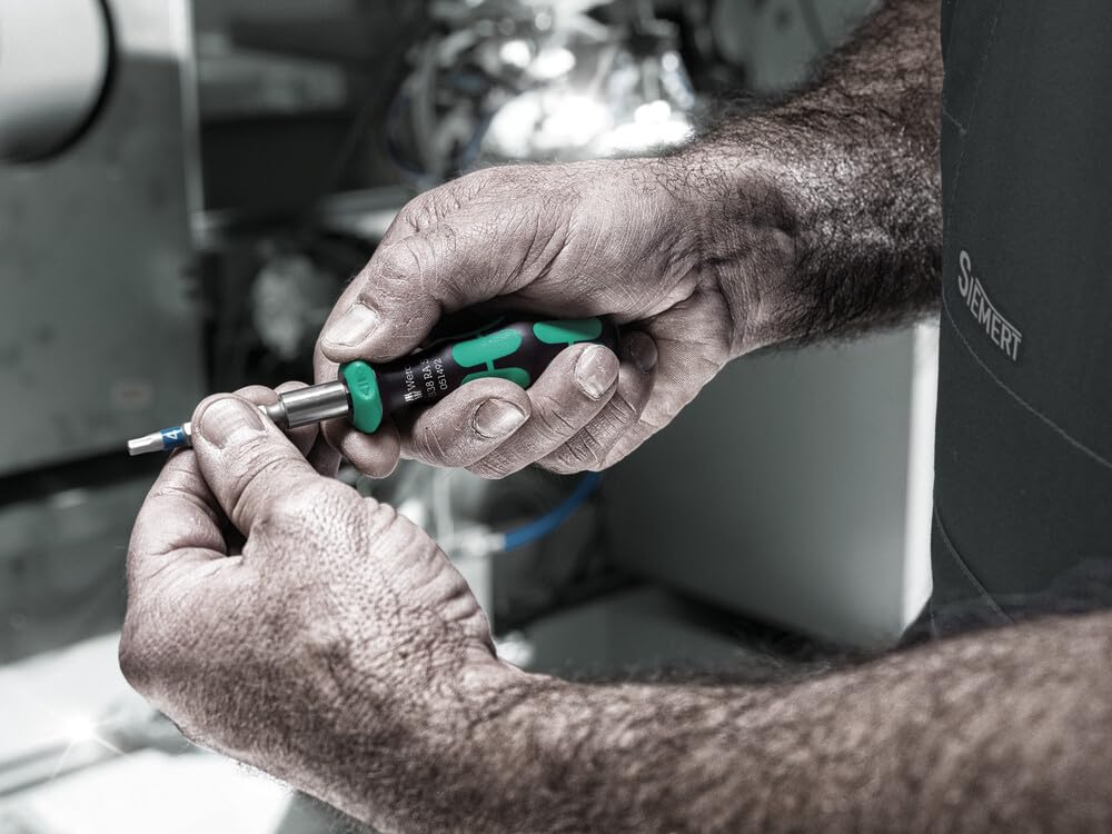 Wera Bitholding Screwdriver handle ratchet close-up enables fast turning.