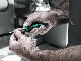 Wera Bitholding Screwdriver handle ratchet close-up enables fast turning.