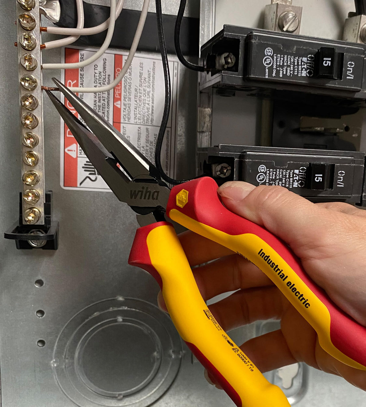 Wiha 1000V voltage rating supports safe handling in electrical tasks