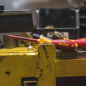 Wiha 33580 packaging and organization of the insulating screwdriver set