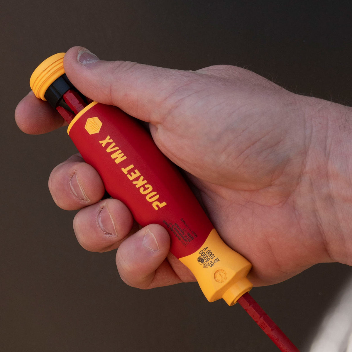 Magnetic top of Wiha PocketMax staying open while selecting bits