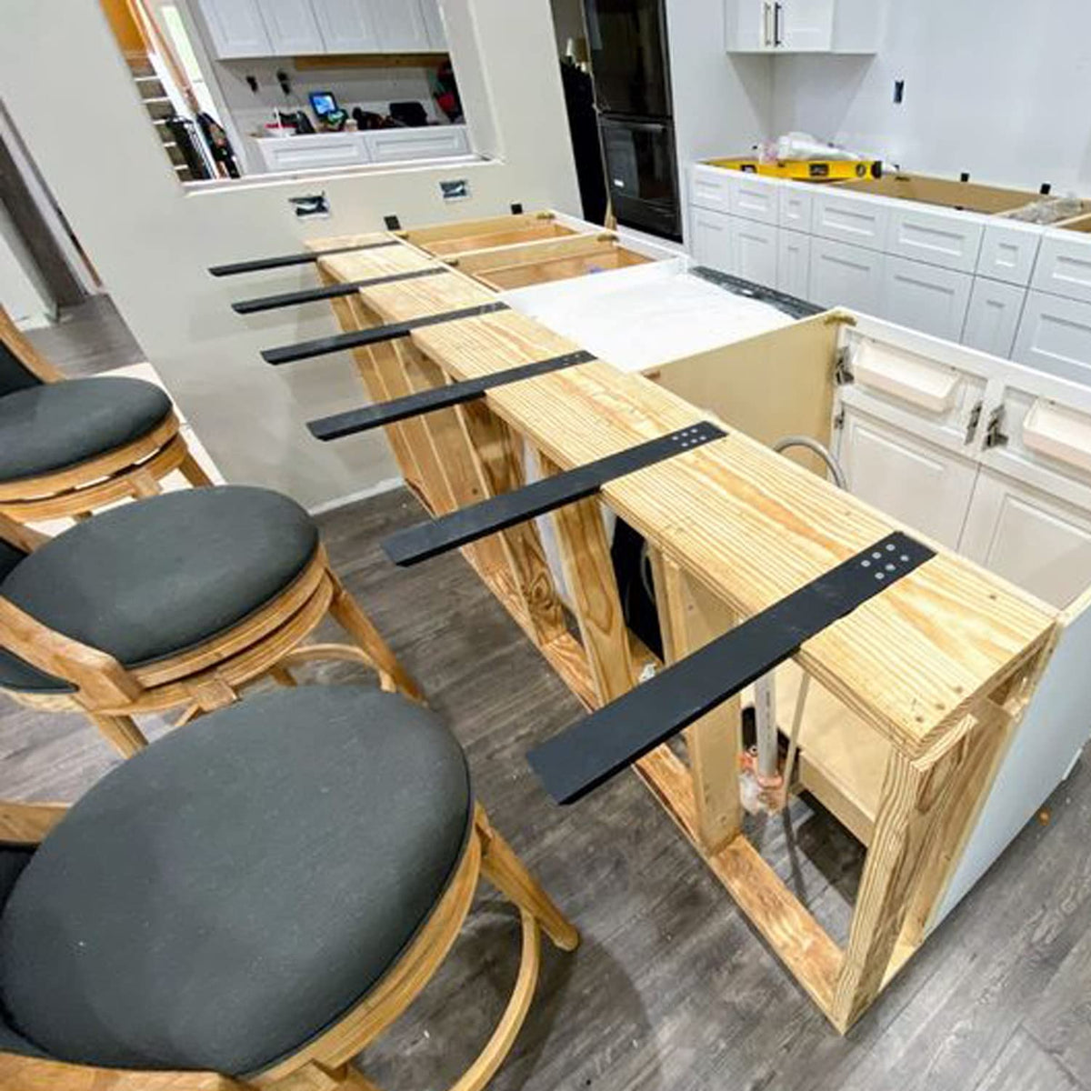 WINKER Beveled-edge ends protect users from bumps when leaning on the countertop.