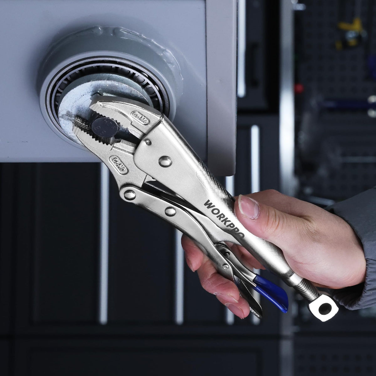 WORKPRO anti-slip diamond texture handles improve control in oily environments.