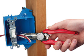 Xokisde reaming head on metal pipe smooths edges for safer assembly