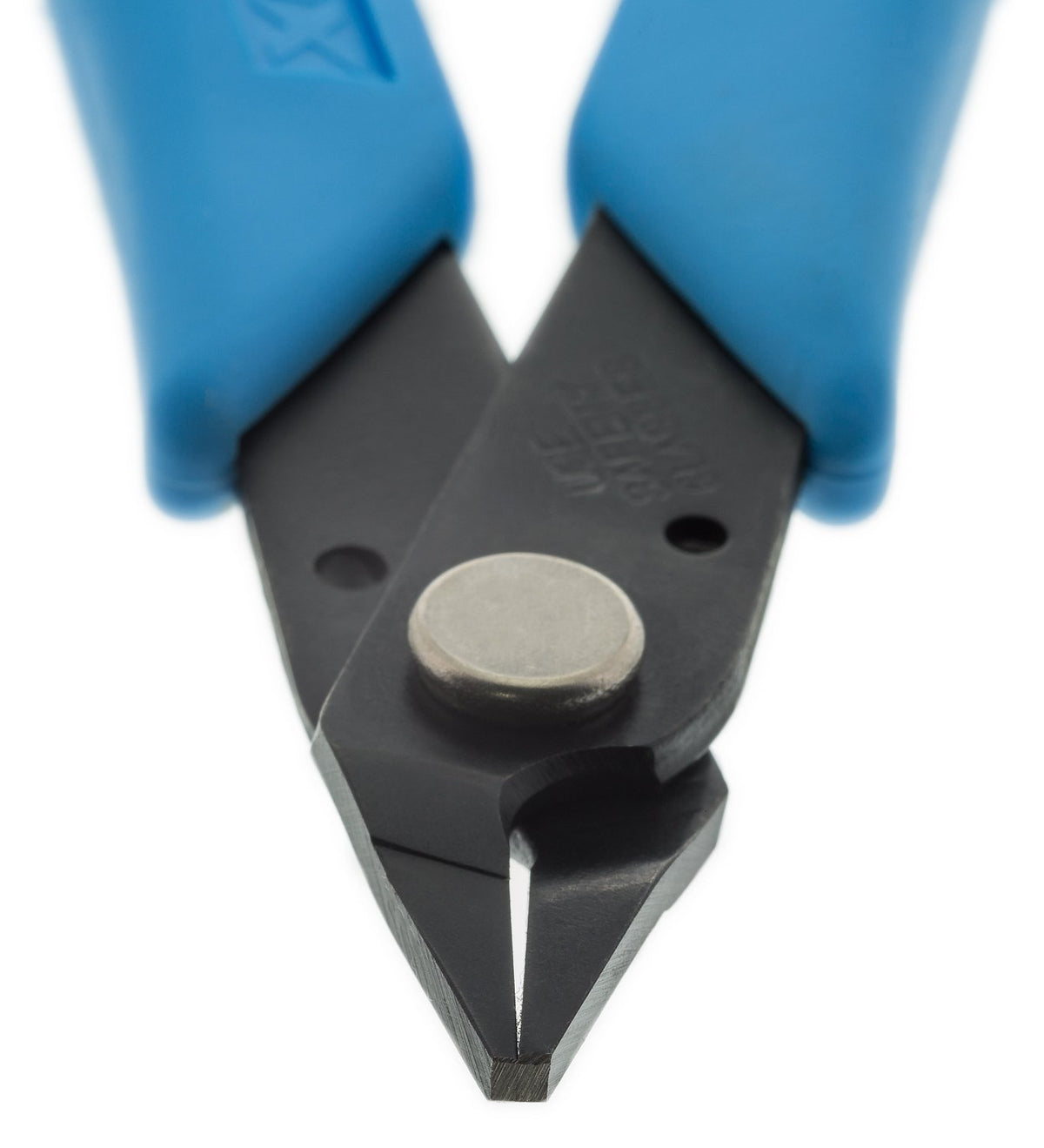 Xuron 475 Xuro-Grip Short Nose Pliers jaw close-up with rounded backs.