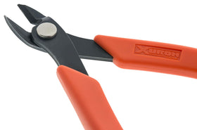 Xuron Maxi-Shear 2175 in a jewelry crafting scene with fine beading work.