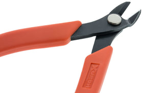 Xuron Maxi-Shear 2175 cutting soft flex wire for delicate bead strings.