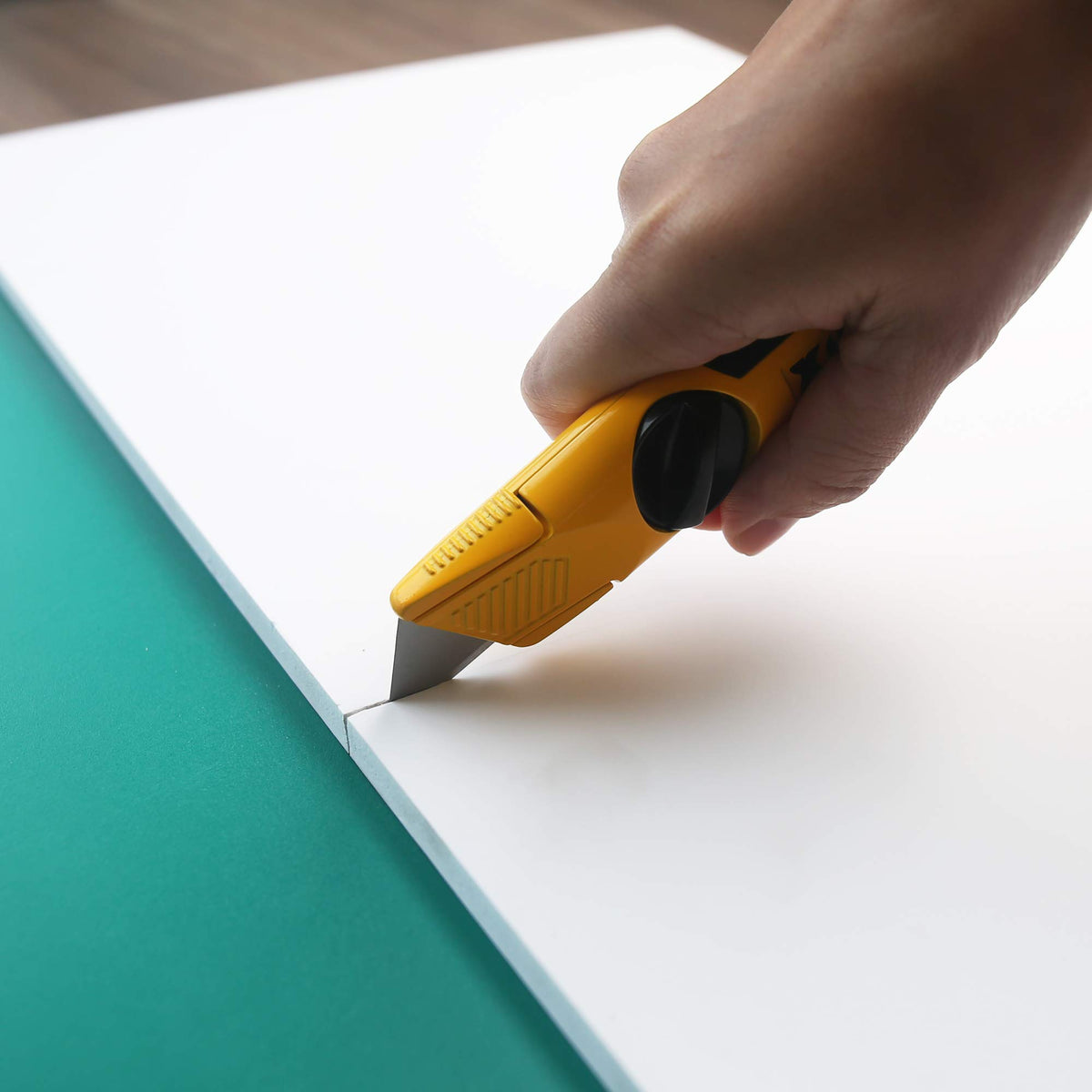 XW heavy-duty knife featuring anti-slip grip for stable cutting