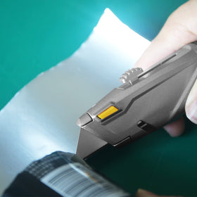 XW quick blade-change button enables fast blade swaps without tools.