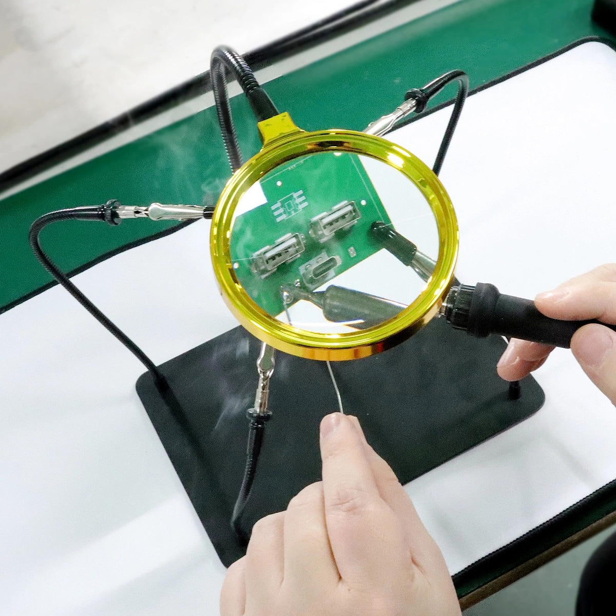 XYK four-arm system enables flexible positioning of circuit boards.
