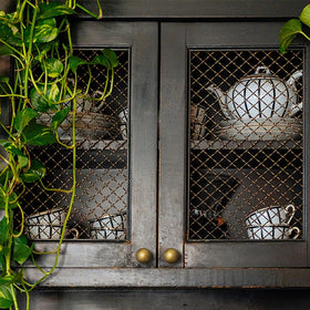 Yanxia antique brass knob in a kitchen setting elevates vintage vibe.