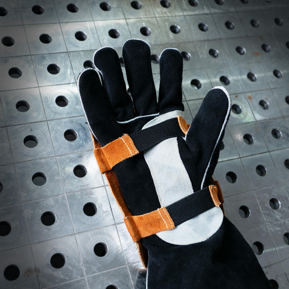 YESWELDER Reflective aluminum outer layer deflects heat for cooler welding