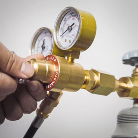 YESWELDER regulator with CO2 outlet at 20 CFH setting
