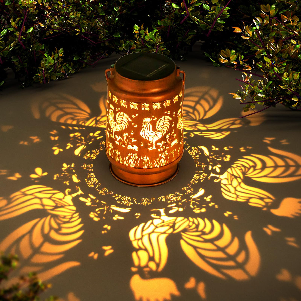 ZASOWUUO rooster solar lantern on garden path glows warmly after sunset
