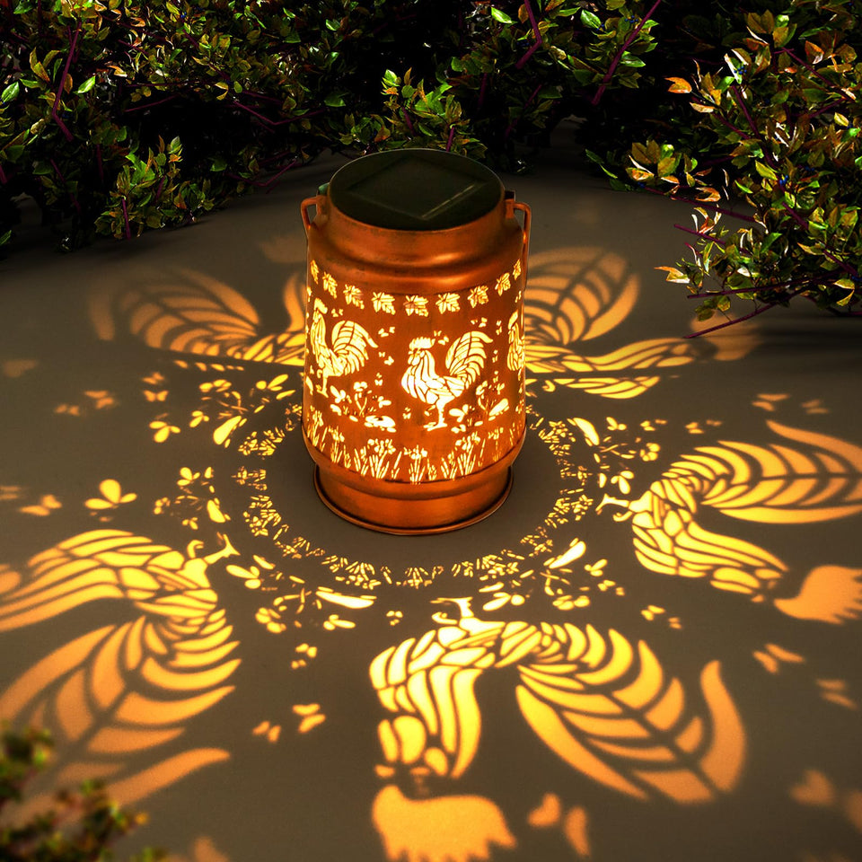 ZASOWUUO rooster solar lantern on garden path glows warmly after sunset