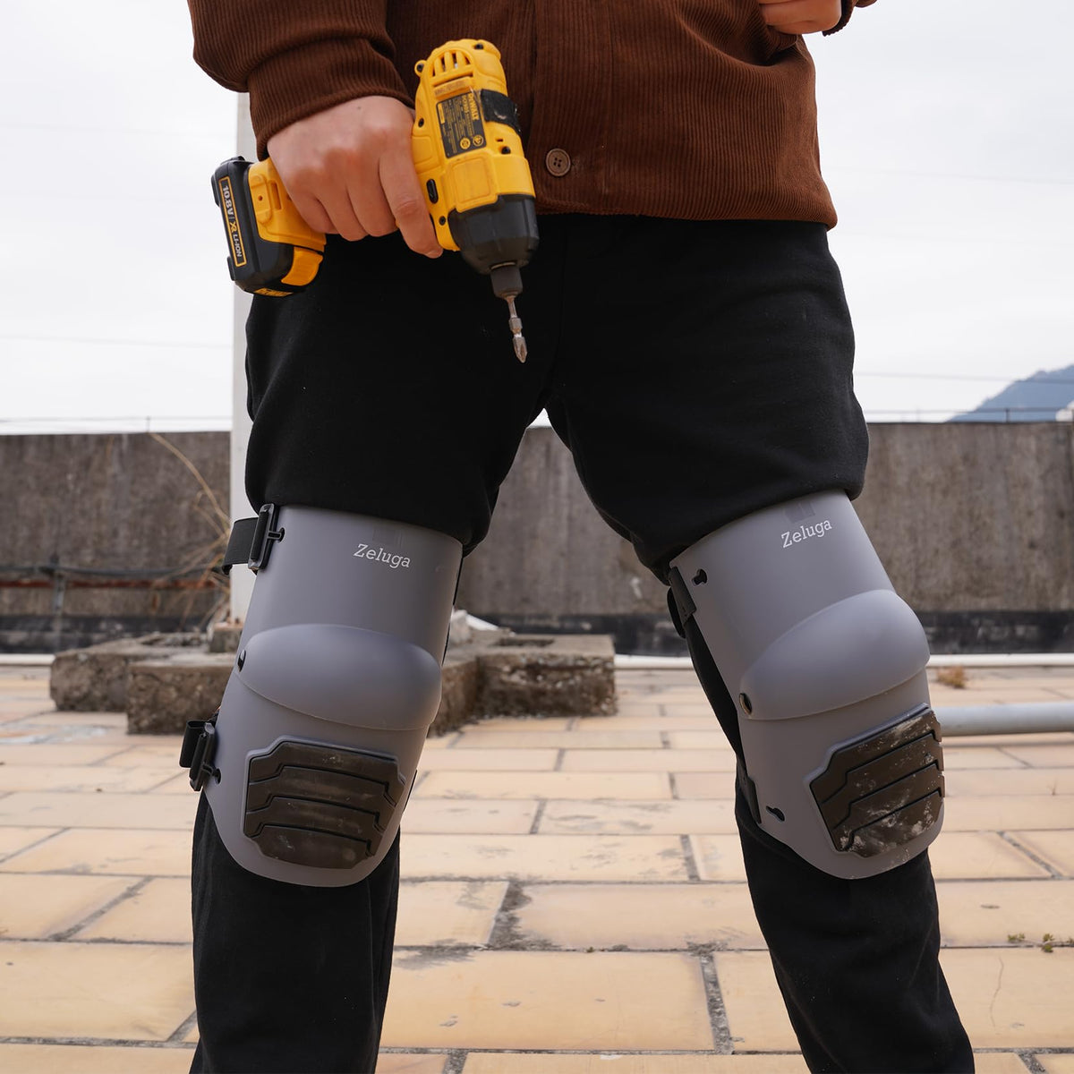 Zeluga 15-396 ergonomic design contours to the knee for comfortable fit.